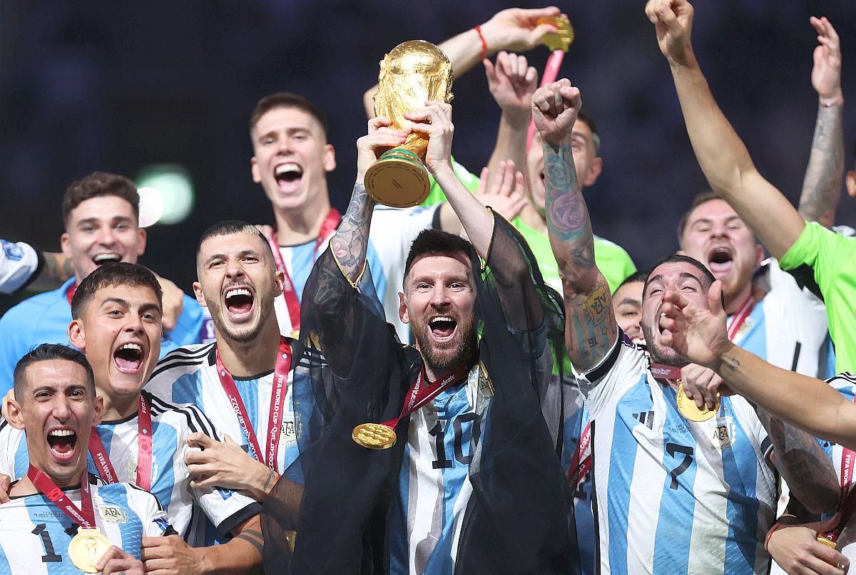 Cu ce l-ar fi îmbrăcat românii pe Lionel Messi, dacă lua Mondialul în România? Cele mai haioase 5 răspunsuri câștigă câte o minge Adidas Al Rihla