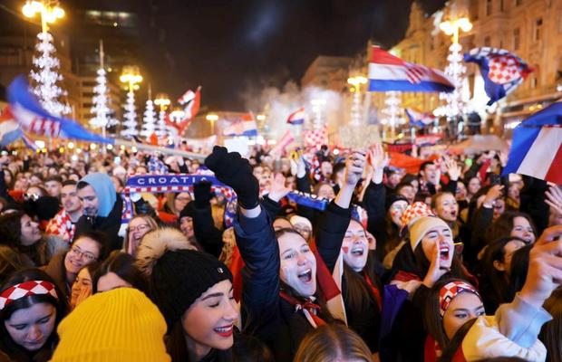 Scene FABULOASE pe străzile din Zagreb » Croații s-au strâns cu zecile de mii pentru a sărbători alături de fotbaliști bronzul de la Mondial: „Josko, accepți oferta?”