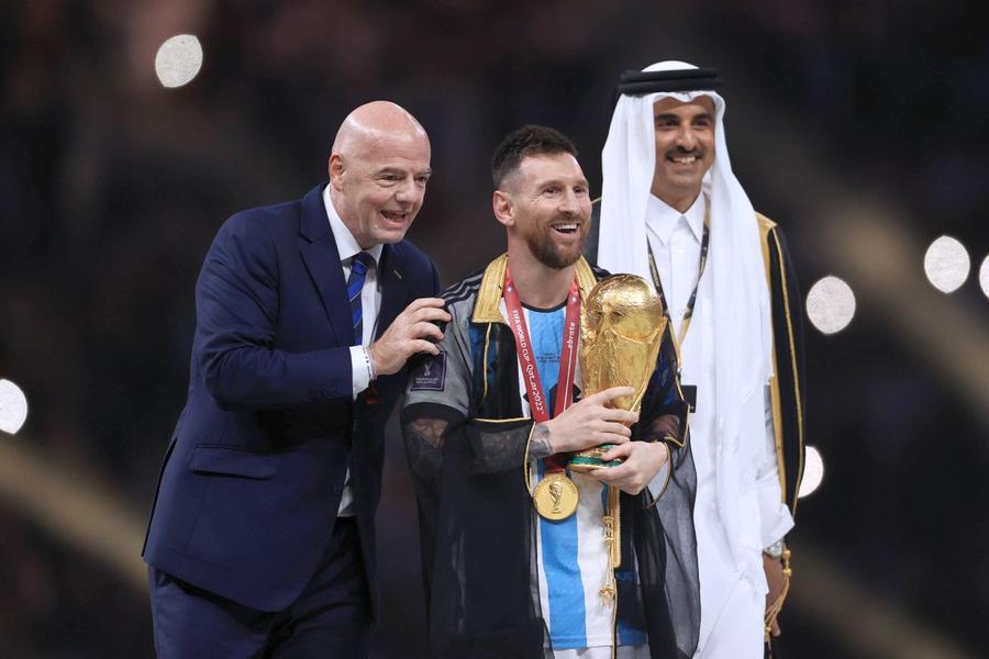 Lionel Messi și Gianni Infantino, la decernarea Cupei Mondiale/ foto Imago Images Este Argentina împinsă și favorizată la Campionatul Mondial? 3 episoade care ridică mari semne de întrebare