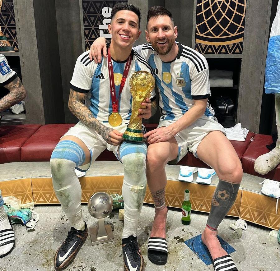 Lionel Messi, cu panglica la glezna stângă // sursă foto: Instagram @ enzojfernandez Ce poveste, ce traseu! Messi a purtat în finala cu Franța simbolul primit cu 4 ani în urmă: „Un cadou din partea mamei”