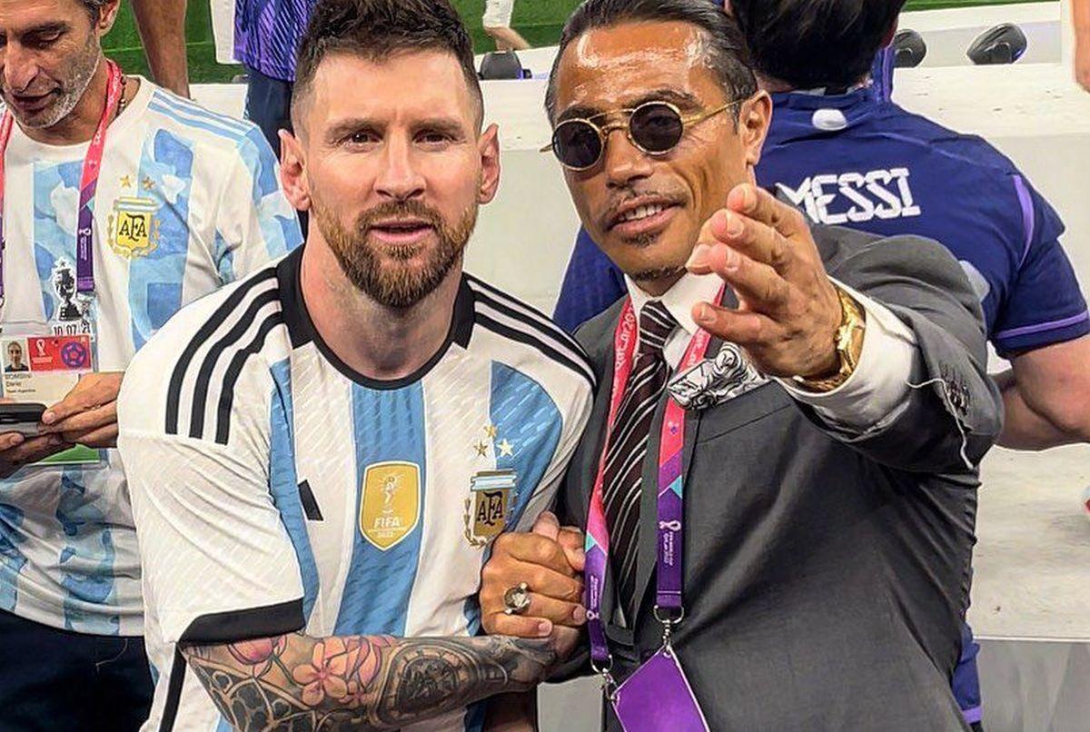 Nu a scăpat nimeni » Celebrul Salt Bae s-a pozat cu jucătorii Argentinei și trofeul Cupei Mondiale