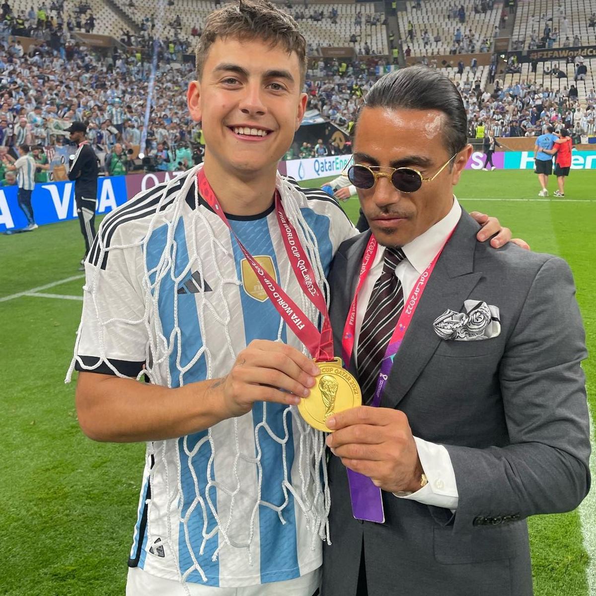Nu a scăpat nimeni » Celebrul Salt Bae s-a pozat cu jucătorii Argentinei și trofeul Cupei Mondiale