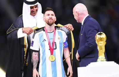 Sensul neștiut al pelerinei cu care a fost îmbrăcat Lionel Messi de șeici