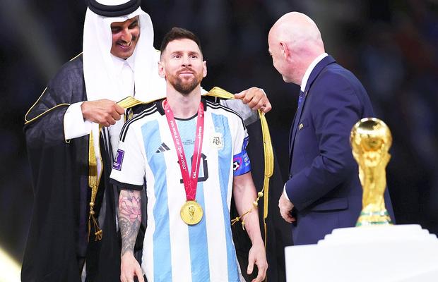 Sensul neștiut al pelerinei cu care a fost îmbrăcat Lionel Messi de șeici