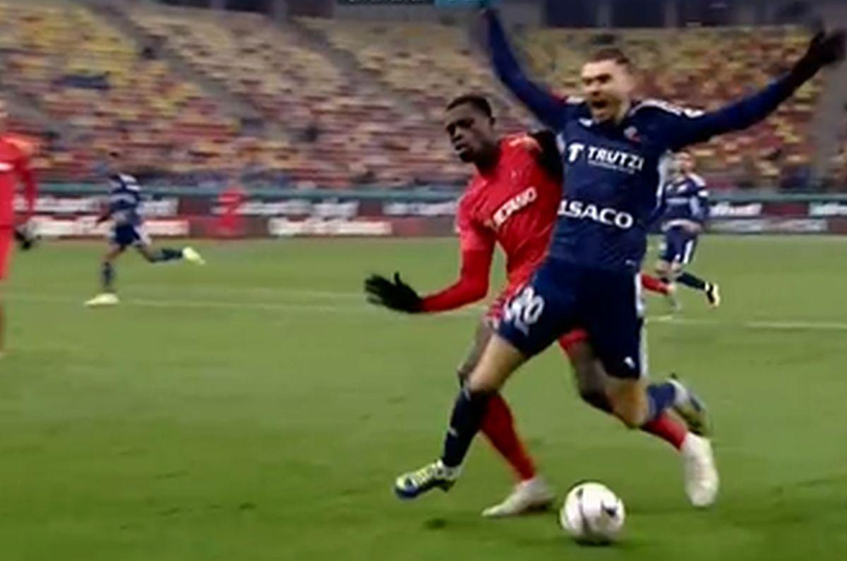 Dawa, salvat de VAR la FCSB - Botoșani » A faultat în careu, dar arbitrul a întors faza