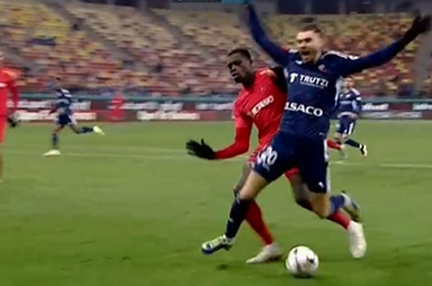Dawa îl faultează din spate pe Mihai Roman, la FCSB - Botoșani/ foto: captură Orange Sport