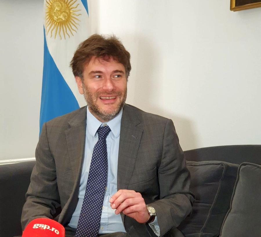 Carlos Maria Vallarino, însărcinatul cu afaceri al Ambasadei Argentinei în România / FOTO: Valentin David Pasiune, nu diplomație » Gazeta a mers la Ambasada Argentinei din București, a doua zi după ce Messi a luat Cupa Mondială: „L-am avut pe Maradona, acum avem alt zeu. Anxietatea a fost dramatică”