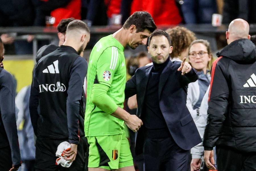 Thibaut Courtois și selecționerul Belgiei, Domenico Tedesco Foto: Imago E 100%! Unul dintre cei mai buni jucători belgieni ratează duelul cu România la Euro! + Ceartă uriașă cu selecționerul: „M-a amenințat. Ceva a explodat în mine!