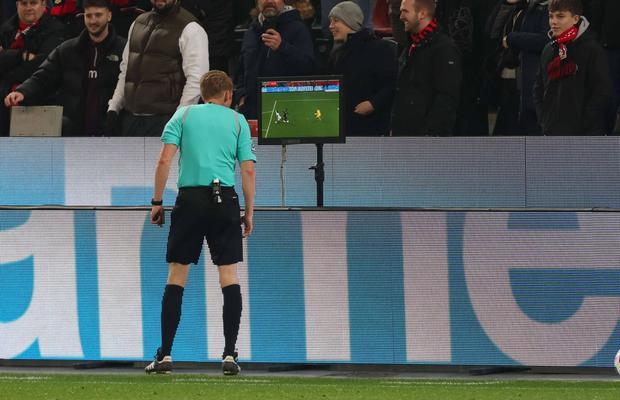 S-a decis! Discuțiile dintre arbitrii de pe gazon și cei din cabina VAR vor fi date publicității