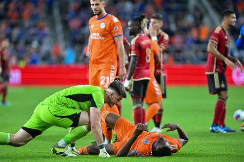 Portarul Roman Celentano (FC Cincinnati), lângă un coleg accidentat în meciul cu Atlanta Utd // Foto: Imago