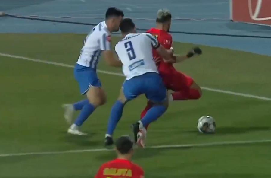 FOTO: Captură TV @Prima Sport 1 Penalty dictat de VAR în Poli Iași - FCSB » Ce au arătat reluările