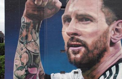 Mural impresionant dedicat lui Leo Messi în Buenos Aires » Portret după primul gol marcat la Mondialul din Qatar