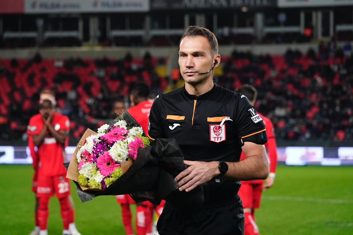 Marius Șumudică a oferit imaginea zilei în fotbalul european » A pășit pe gazon și i-a oferit arbitrului flori + ce au făcut jucătorii