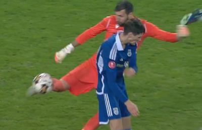 A ratat dintr-un metru, apoi a marcat ca Pițurcă în semifinala cu Galatasaray » Gol de un comic absolut în FCU Craiova - Petrolul