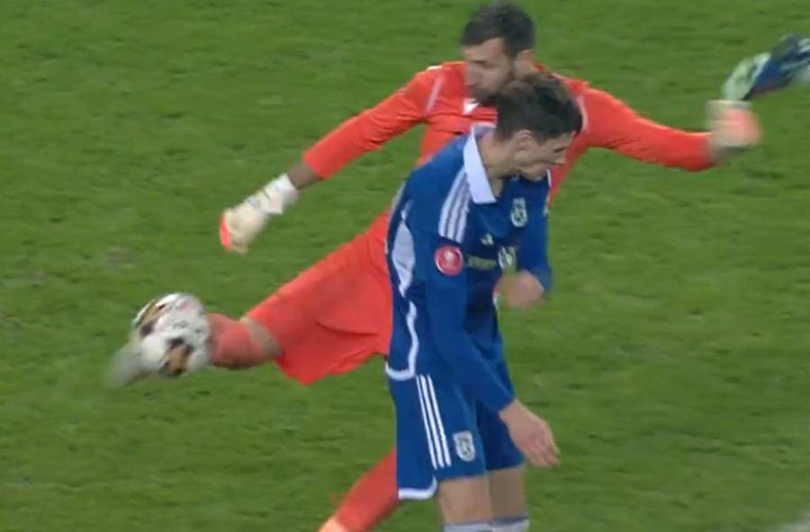 Blănuță s-a răzbunat în minutul 90, când portarul Zima i-a degajat în spate. FCU Craiova - Petrolul: festival de erori pe „Oblemenco” » A marcat fără să știe, ca Pițurcă acum 34 de ani + Ratări cum rar se pot vedea