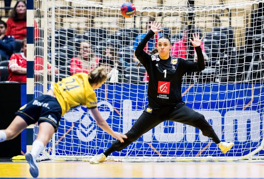 Laura Glauser, desemnată portarul turneului Foto Imago Două handbaliste din Liga Florilor, Laura Glauser și Nathalie Hagman, au fost alese în echipa Campionatului Mondial! » Henny Reistad, MVP