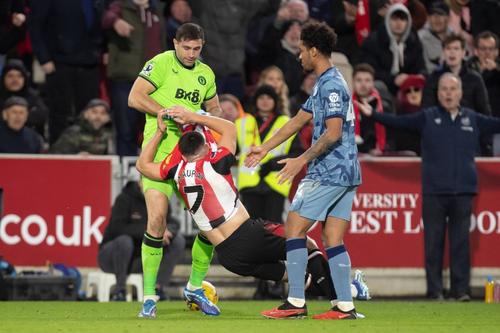 Emiliano Martinez îl trage de tricou pe Maupay / Foto: Imago