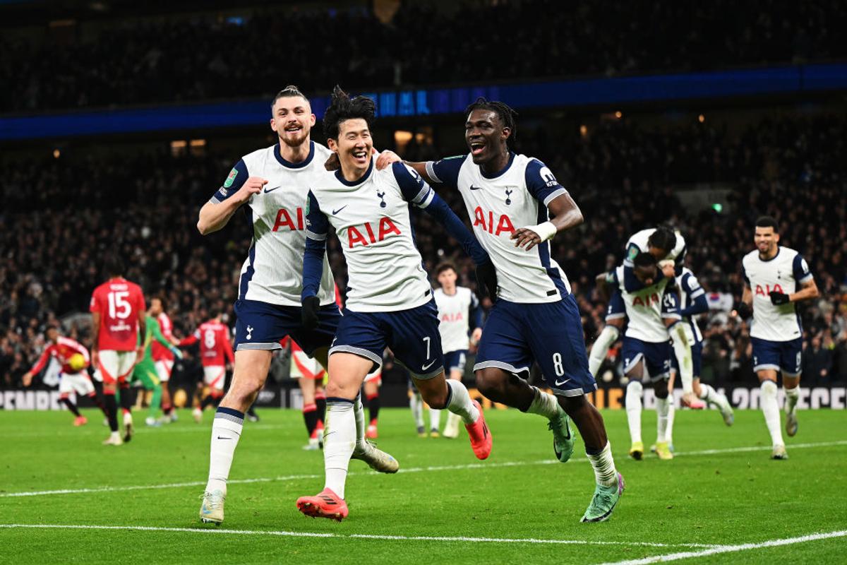 Radu Drăgușin, integralist într-un thriller cu 7 goluri » Tottenham a trecut de United și e în semifinalele Cupei Ligii