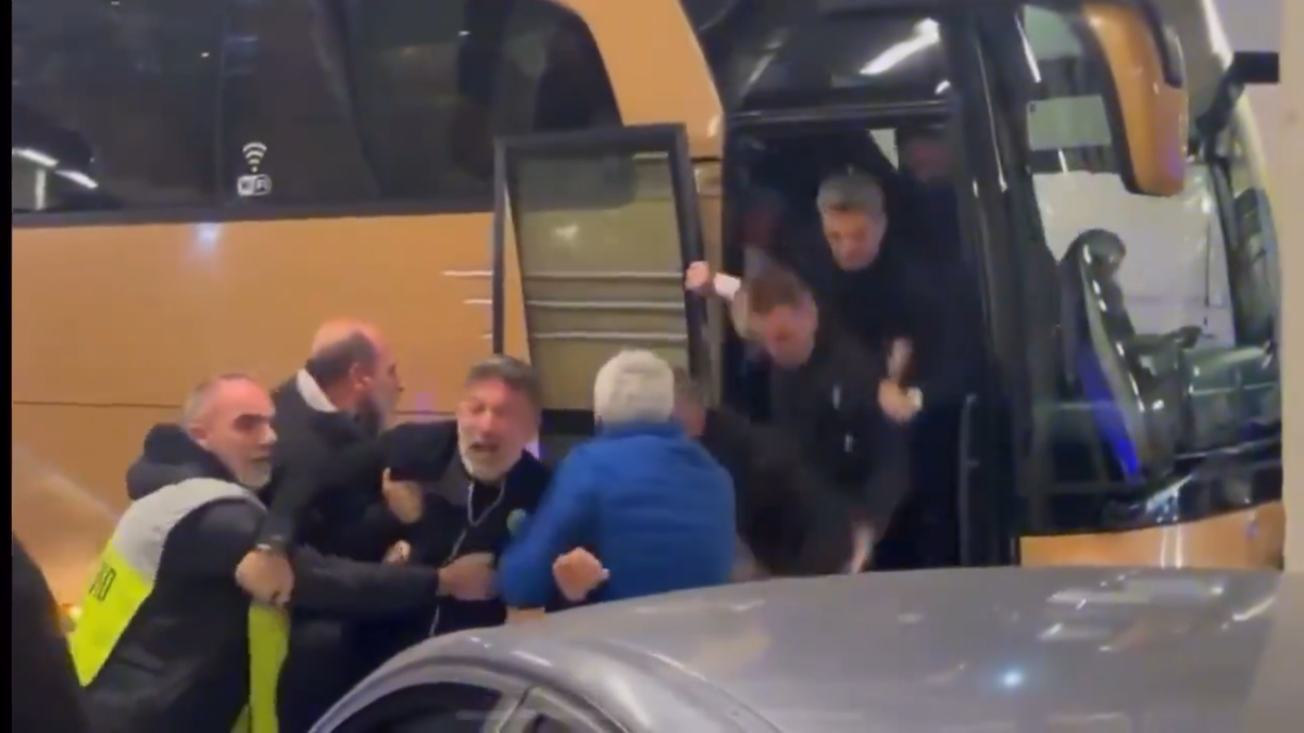 Imagini incredibile în Grecia: Răzvan Lucescu a căzut pe scări