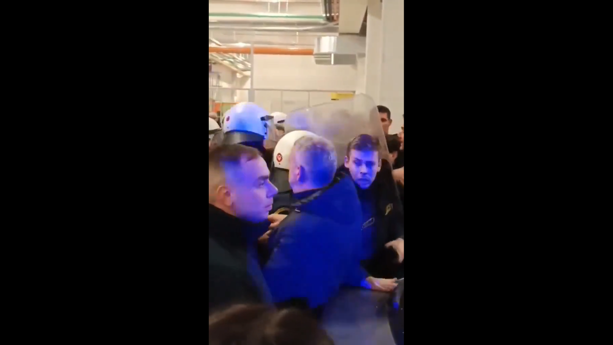 Imagini incredibile în Grecia: încăierare generală la autocarul lui PAOK, Răzvan Lucescu a căzut pe scări!