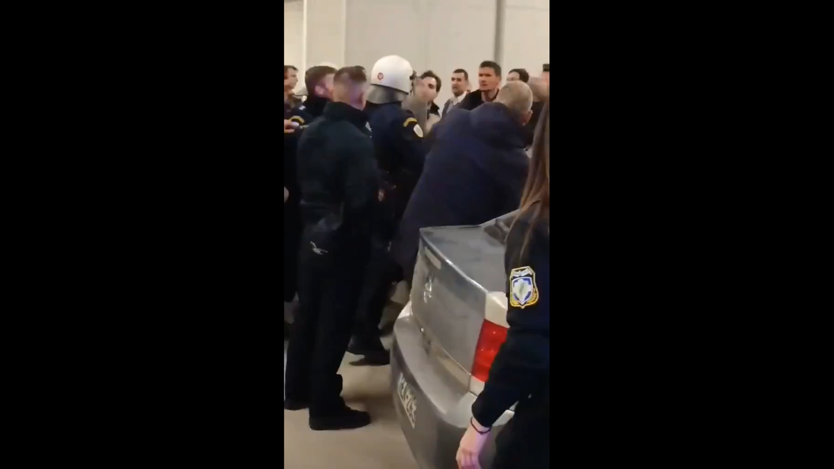 Imagini incredibile în Grecia: încăierare generală la autocarul lui PAOK, Răzvan Lucescu a căzut pe scări!