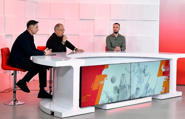 3 jurnaliști GSP, 3 alegeri diferite pentru Antrenorul Anului » Dezbatere la Superlative: „A preluat naționala când alții au deja 15 ani de plimbat nepoții prin parc!”