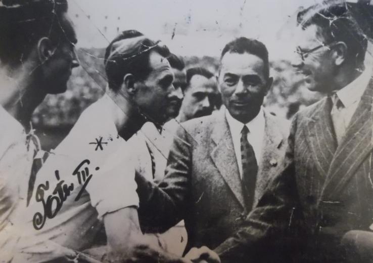 Matyas Toth, discutând cu Gustav Adolf VI, regele Suediei în perioada 1950 - 1973 FOTO: Arhiva Radu Romanescu (UTA Arad)