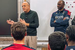 Din dreapta legendarului Patrick Vieira, Dan Șucu și-a prezentat planul în fața fotbaliștilor de la Genoa » Imagini de senzație