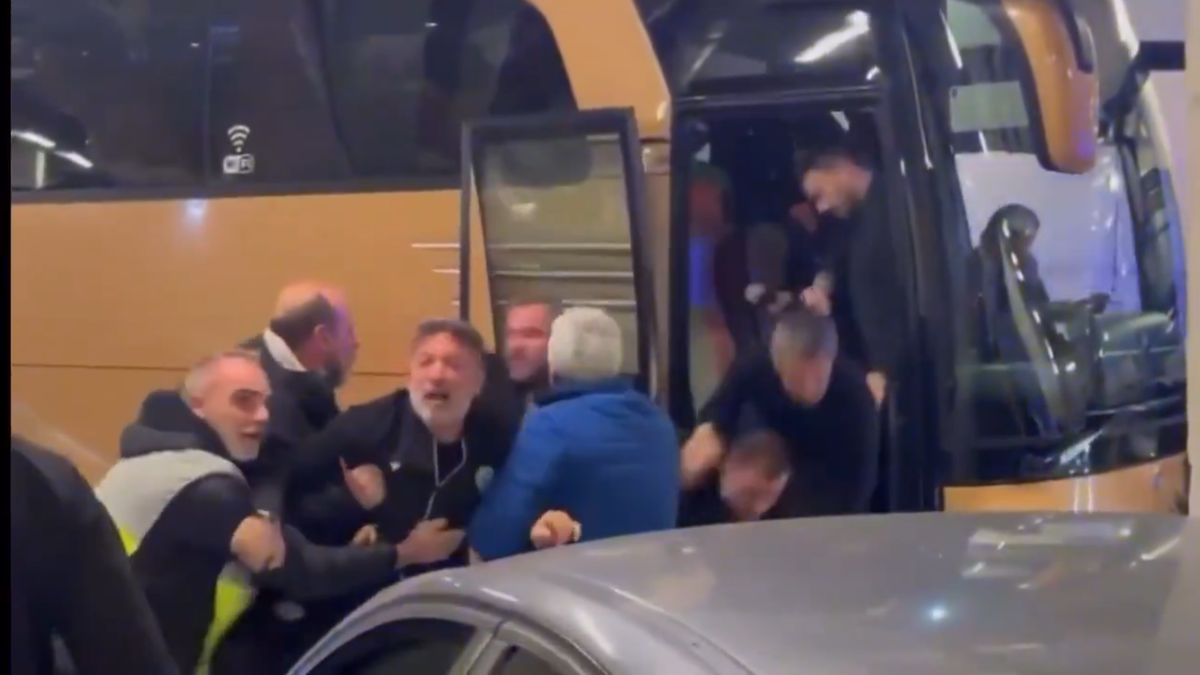 Imagini incredibile în Grecia: încăierare generală la autocarul lui PAOK, Răzvan Lucescu a căzut pe scări!