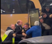 Imagini incredibile în Grecia: încăierare generală la autocarul lui PAOK, Răzvan Lucescu a căzut pe scări!