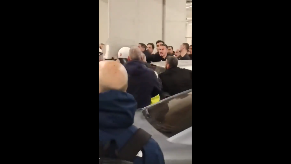 Imagini incredibile în Grecia: încăierare generală la autocarul lui PAOK, Răzvan Lucescu a căzut pe scări!