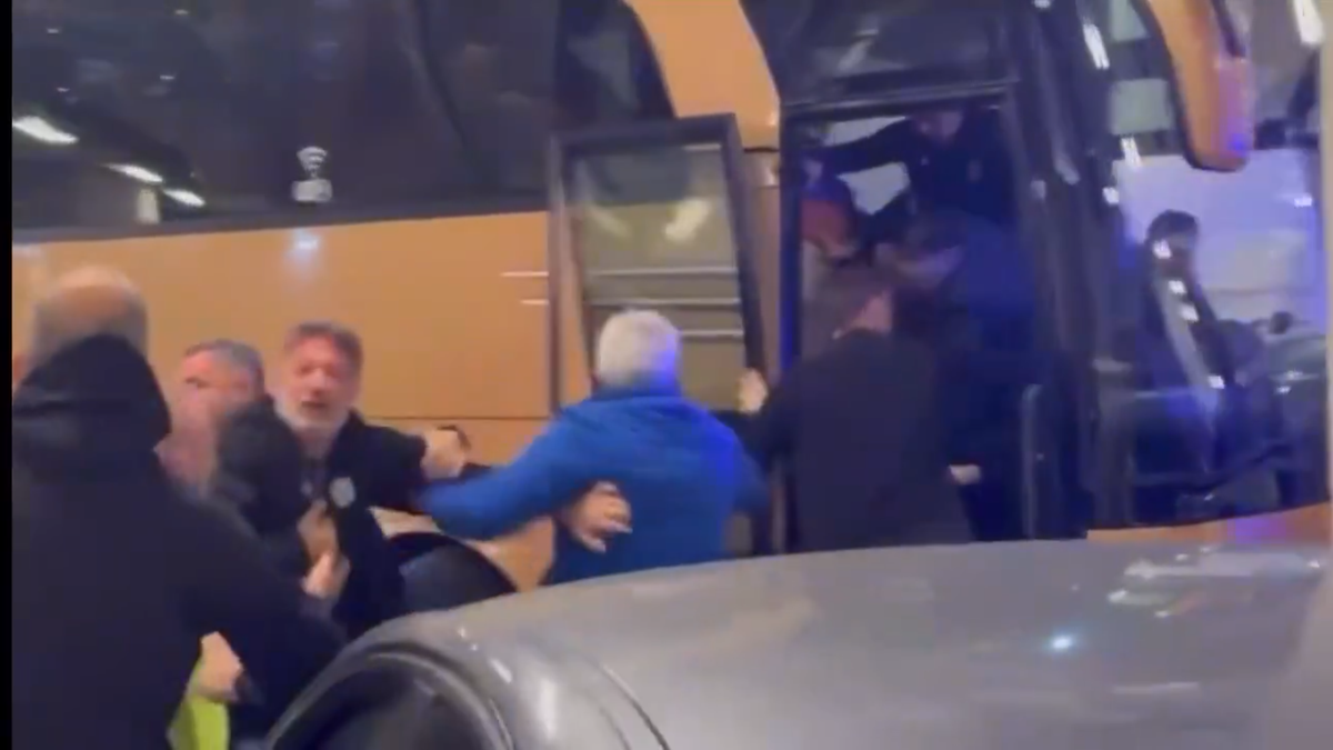 Imagini incredibile în Grecia: încăierare generală la autocarul lui PAOK, Răzvan Lucescu a căzut pe scări!
