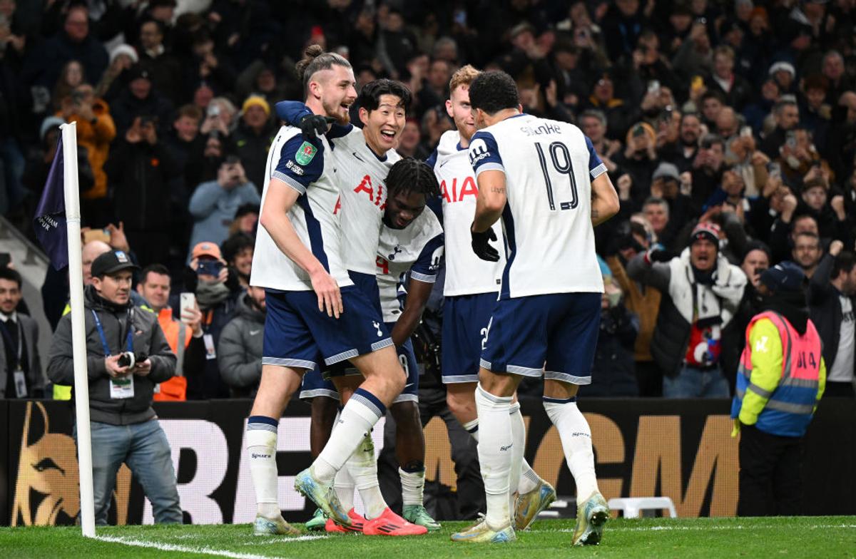 Radu Drăgușin, integralist într-un thriller cu 7 goluri » Tottenham a trecut de United și e în semifinalele Cupei Ligii