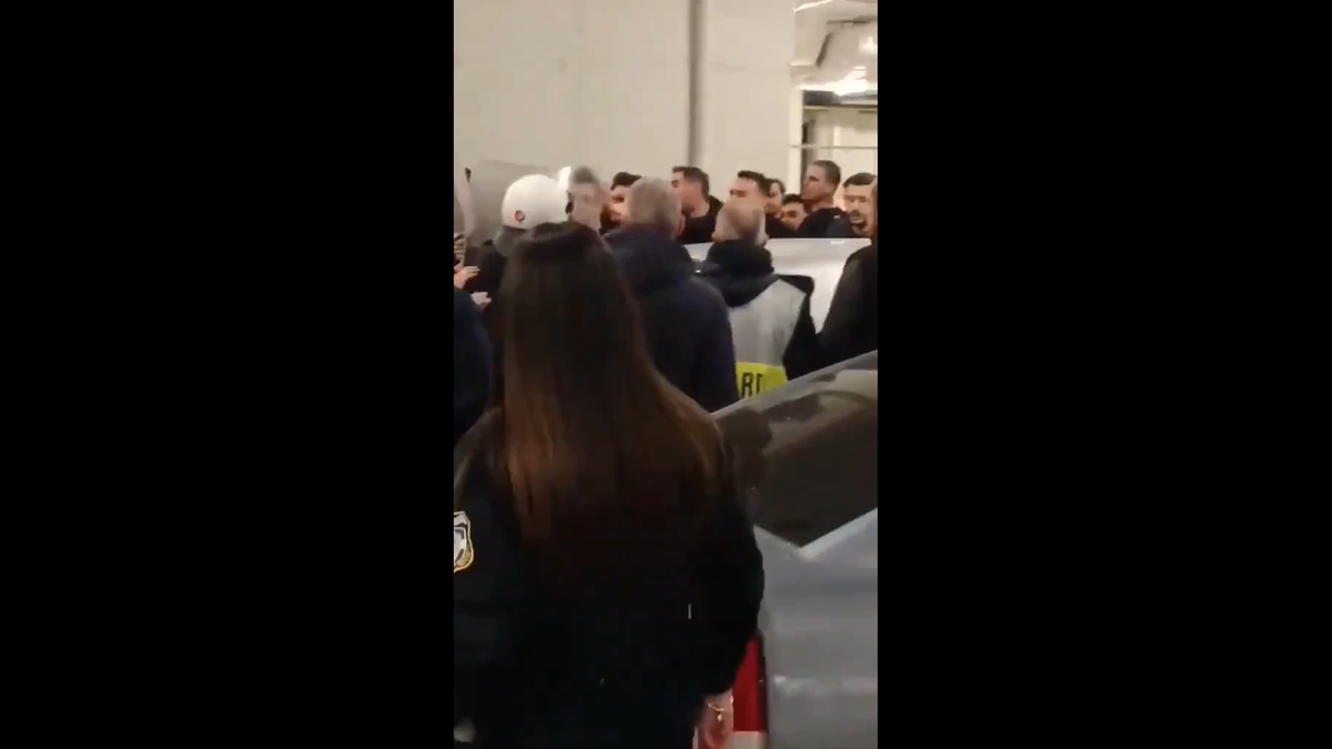 Imagini incredibile în Grecia: încăierare generală la autocarul lui PAOK, Răzvan Lucescu a căzut pe scări!