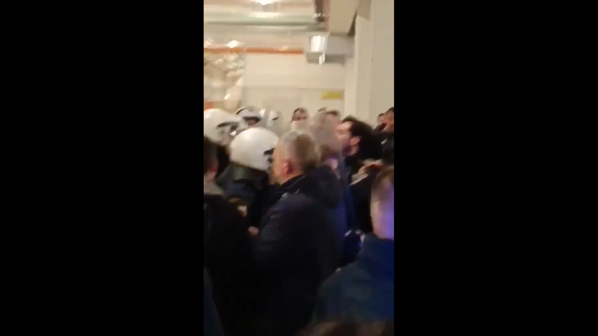 Imagini incredibile în Grecia: încăierare generală la autocarul lui PAOK, Răzvan Lucescu a căzut pe scări!