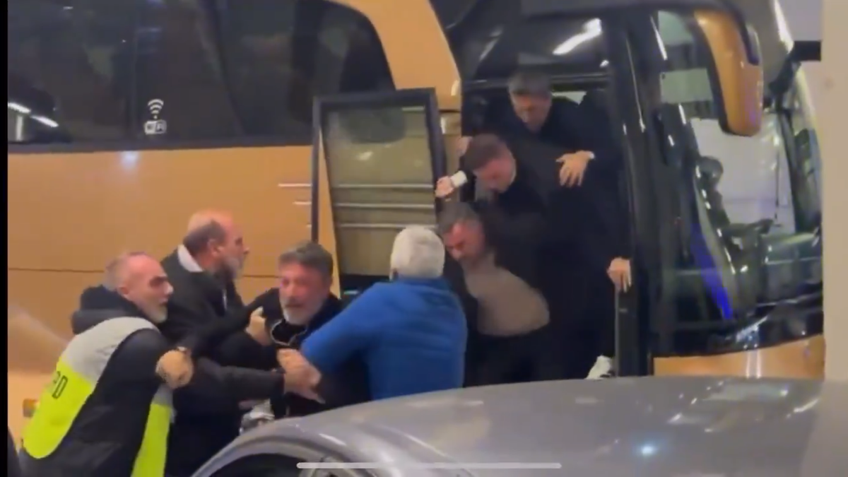 Imagini incredibile în Grecia: încăierare generală la autocarul lui PAOK, Răzvan Lucescu a căzut pe scări!