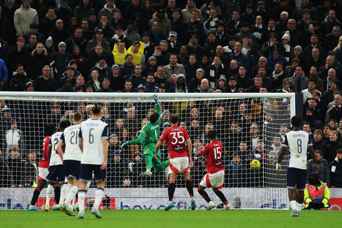 Radu Drăgușin, integralist într-un thriller cu 7 goluri » Tottenham a trecut de United și e în semifinalele Cupei Ligii