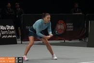 Simona Halep a revenit cu succes pe teren, în Abu Dhabi! Victorie în fața Igăi Swiatek, după 5 game-uri câștigate consecutiv