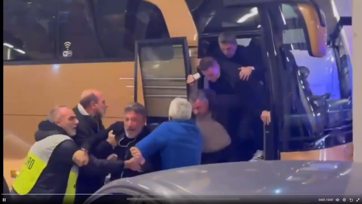 Imagini incredibile în Grecia: încăierare generală la autocarul lui PAOK, Răzvan Lucescu a căzut pe scări!