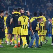 Marios Iliopoulos, sărbătorind victoria cu jucătorii lui AEK // foto: Imago Images