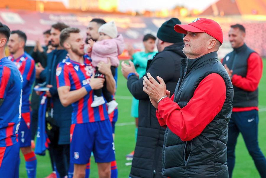 Erik Lincar a semnat prelungirea cu FC Bihor // foto: Facebook @ F.C. Bihor Oradea „De multe ori cred că nici eu nu m-aș fi suportat” » Antrenorul care se bate la Superligă, dar nu promite promovarea: „Stai cu geanta în mașină să pleci acasă”