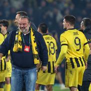 Marios Iliopoulos, sărbătorind victoria cu jucătorii lui AEK // foto: Imago Images