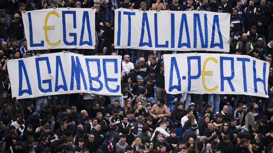 Fanii lui Como au protestat contra intenției Ligii italiene de a muta partida cu AC Milan în Australia din rațiuni financiare / Foto: Imago Răsturnare de situație în telenovela AC Milan - Como la Perth! » Liga Serie A a anunțat astăzi decizia definitivă