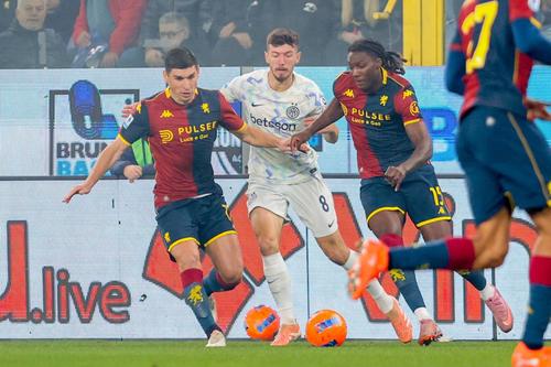 Brooke Norton-Cuffy (în dreapta, în duel cu Petar Sucic) în meciul cu Inter, pierdut cu 1-2 de Genoa în ultima etapă din Serie A / Foto: Imago