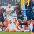 Brooke Norton-Cuffy (în dreapta, în duel cu Petar Sucic) în meciul cu Inter, pierdut cu 1-2 de Genoa în ultima etapă din Serie A / Foto: Imago