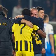Marios Iliopoulos, sărbătorind victoria cu jucătorii lui AEK // foto: Imago Images
