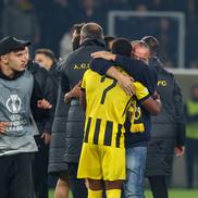 Marios Iliopoulos, sărbătorind victoria cu jucătorii lui AEK // foto: Imago Images