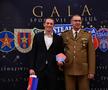 Înotătorul Robert Badea, juniorul anului, alături de comandantul clubului Steaua Eduard Danilof FOTO Cristi Preda