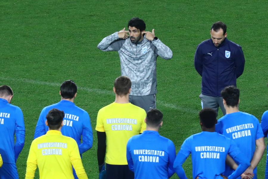 Coelho, ședință cu fotbaliștii Craiovei, chiar pe gazonul de la Atena / FOTO: Imago Arbitrul, dar numai el?!