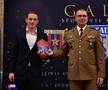 Înotătorul Robert Badea, juniorul anului, alături de comandantul clubului Steaua Eduard Danilof FOTO Cristi Preda